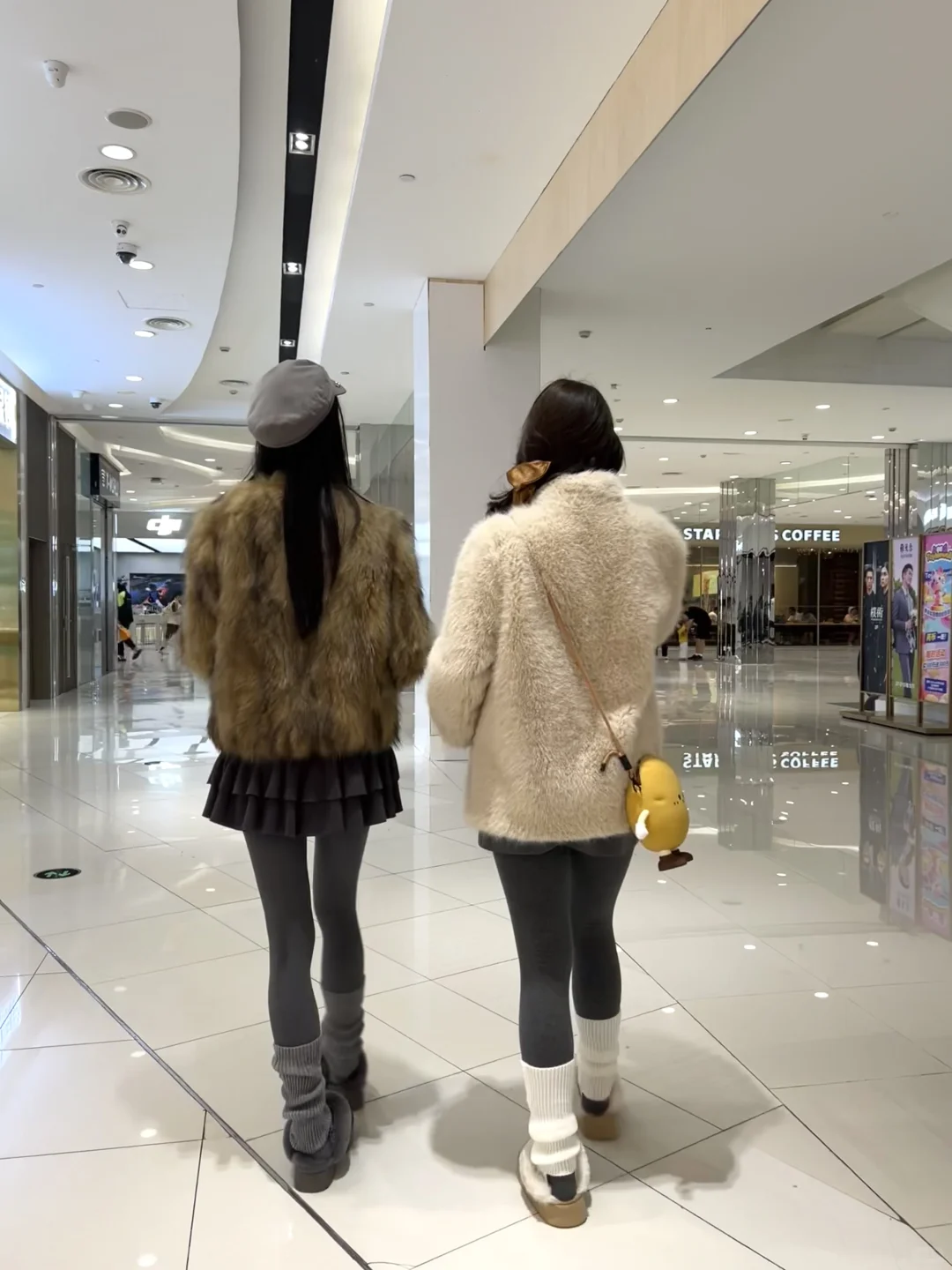 在商场看到的，打底裤＋短裙不会尴尬吗...