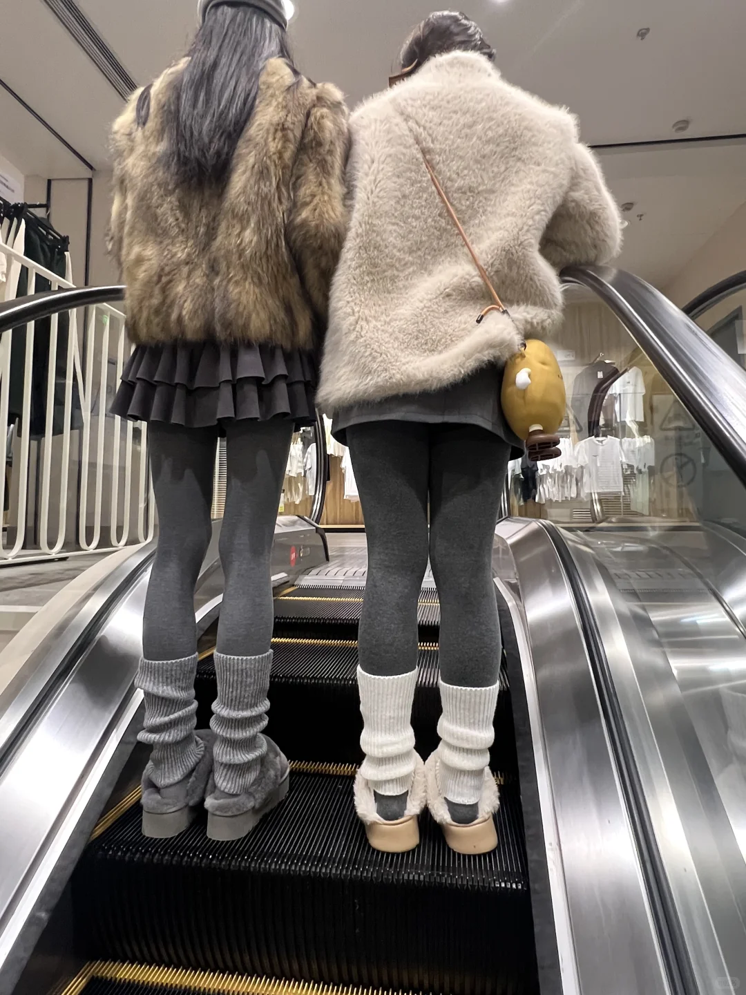 在商场看到的，打底裤＋短裙不会尴尬吗...