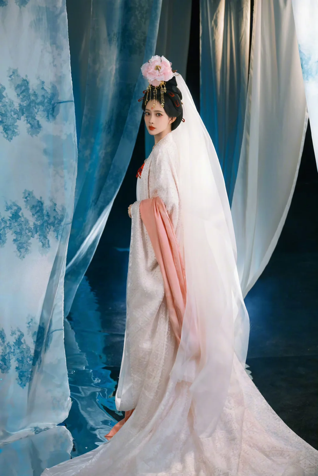 真的被这个妆造美到了～～～