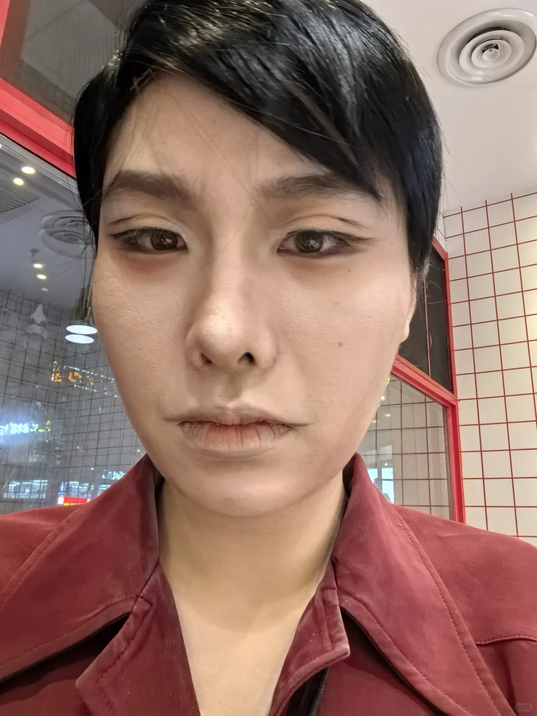 去掉了眼线，感觉没那么妩媚了😂