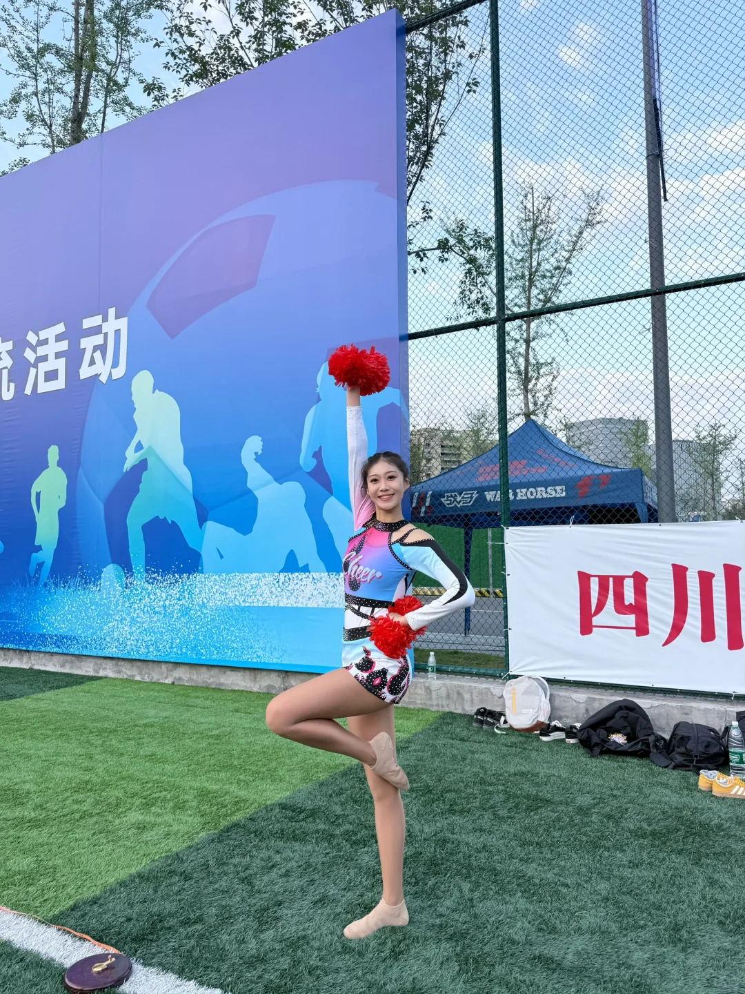 足球场🏟️和红色花球也太搭了吧🤩