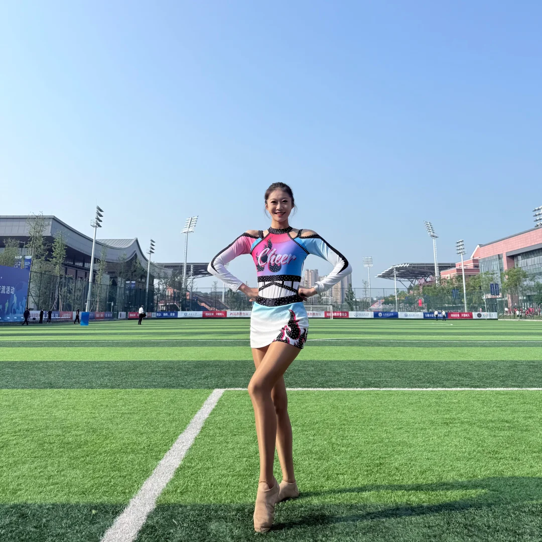 足球场🏟️和红色花球也太搭了吧🤩