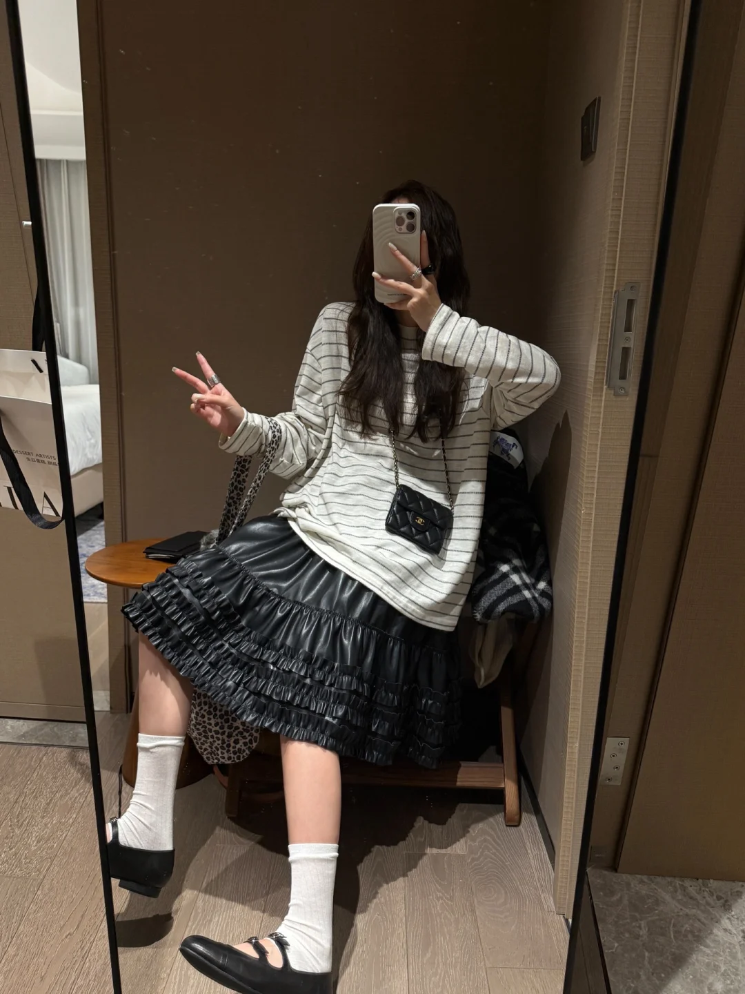 韩女穿搭🖤 这条黑色花边皮裙也太好看了！！