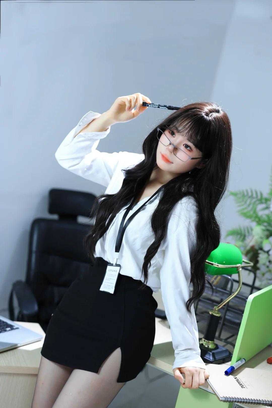 这样的秘书你会几点下班💻