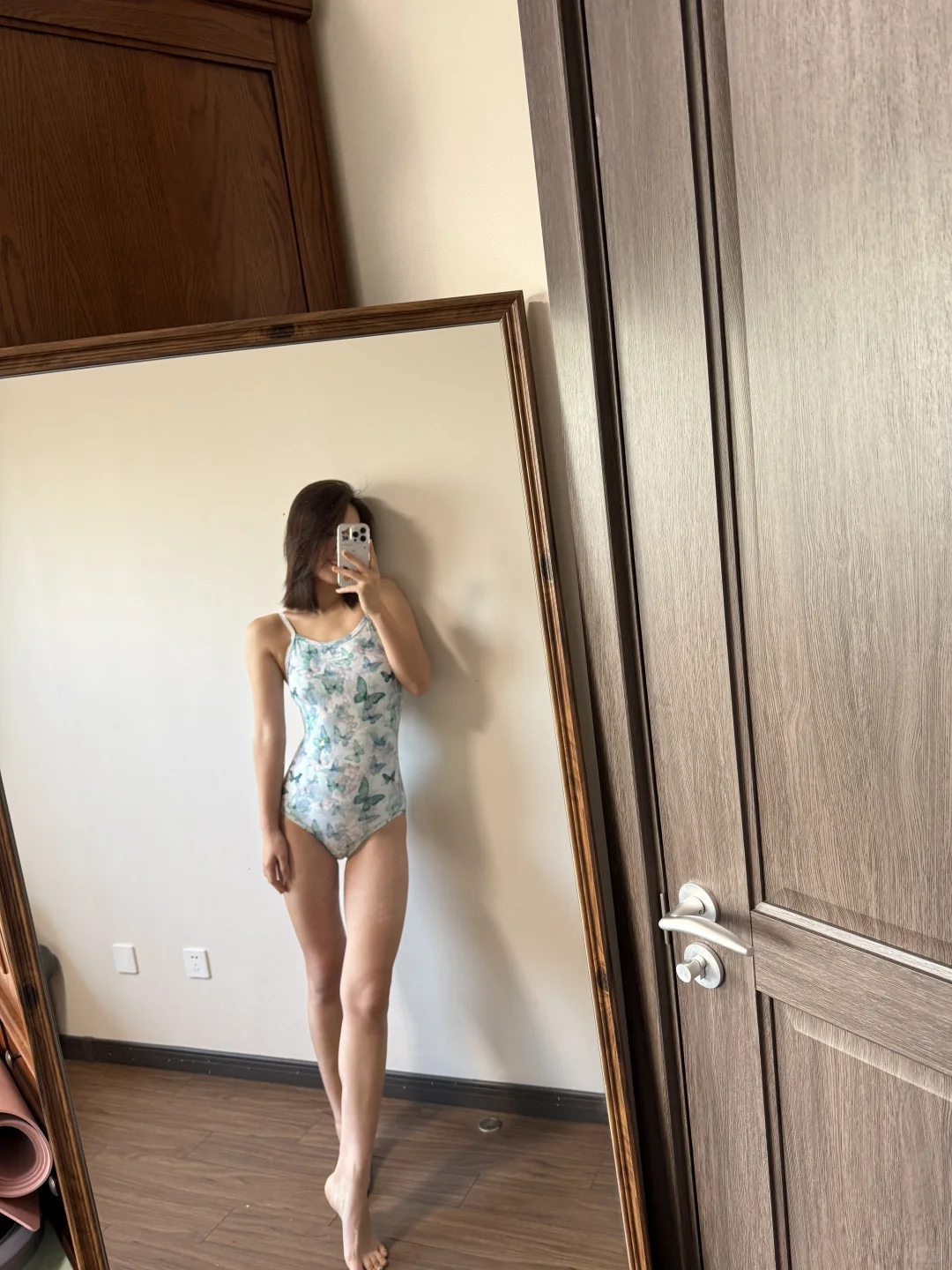 简直就是个挑泳衣的小能手