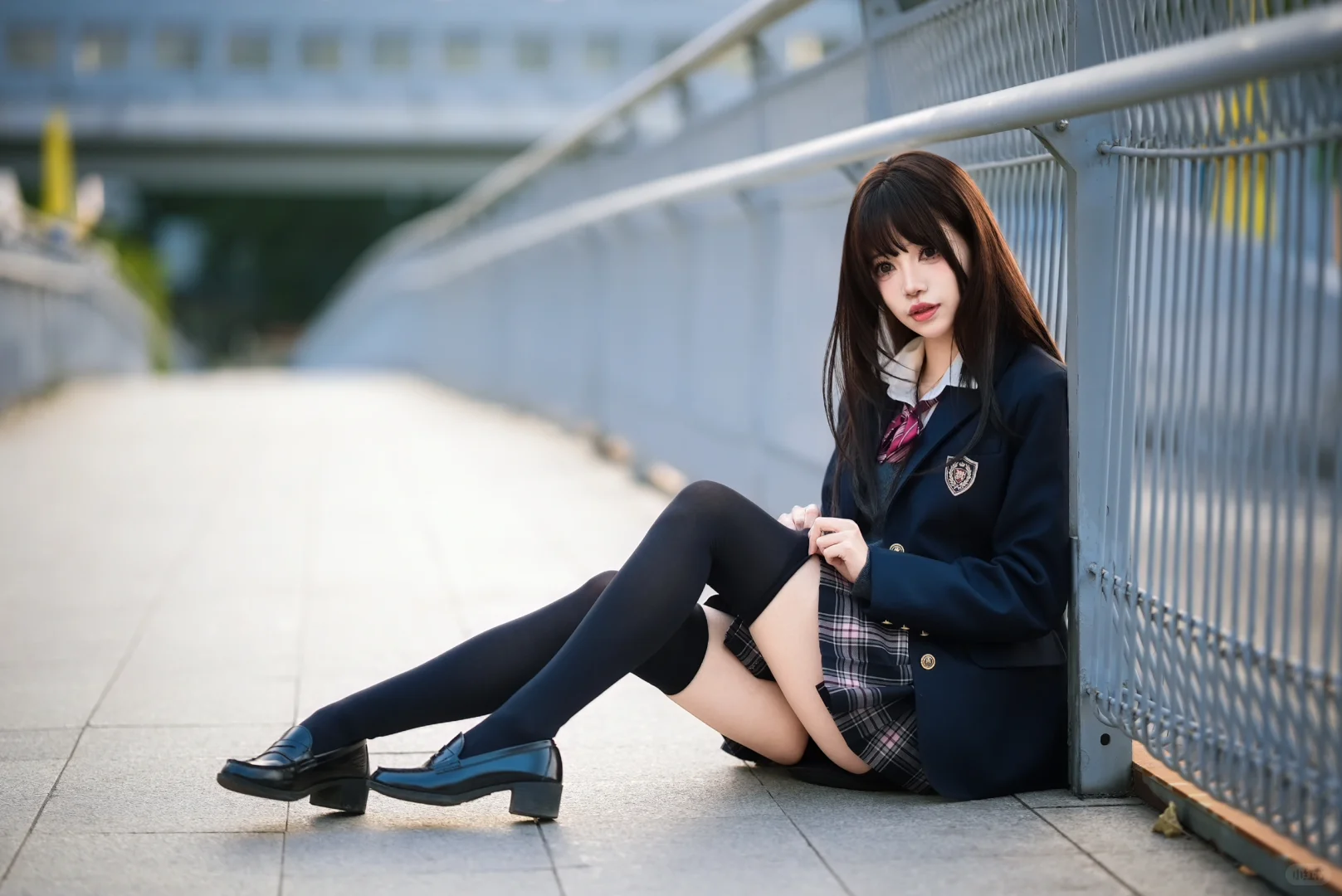 光影交织下的JK制服少女-时尚与青春的碰撞