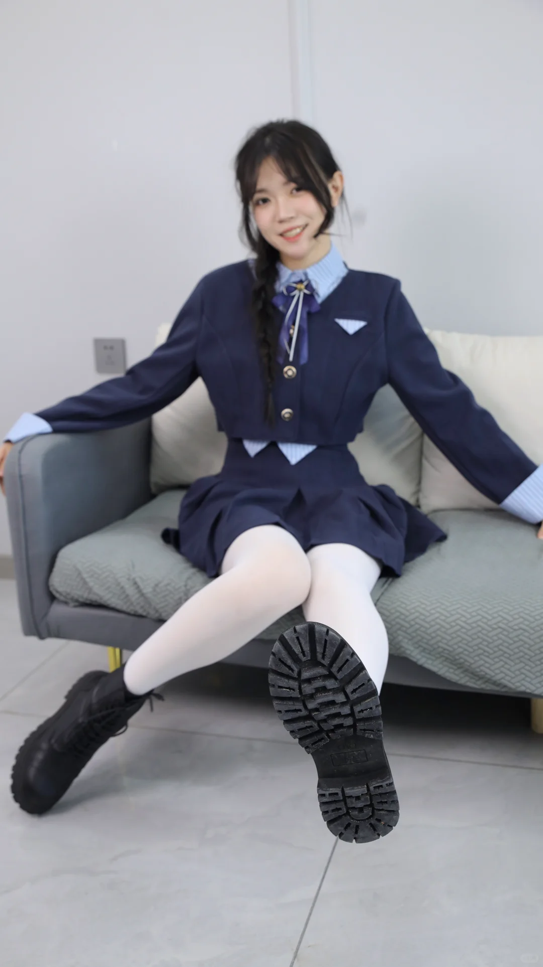 臭弟弟，吃姐姐一脚