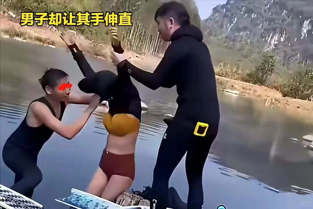 两名男子抢着给潜水美女脱衣，看表情是醉翁