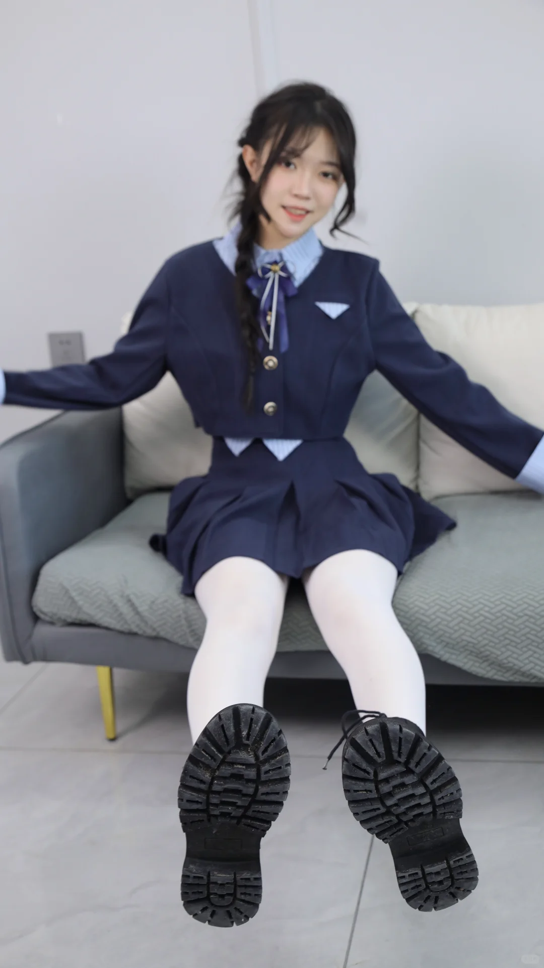 臭弟弟，吃姐姐一脚