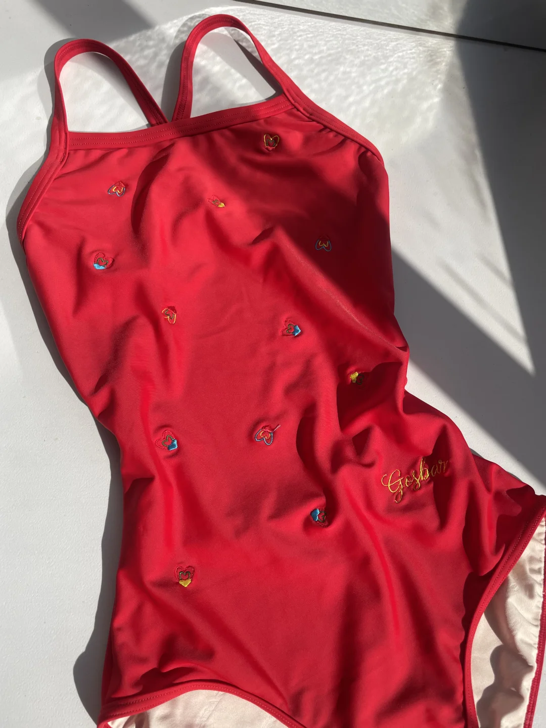 发现了一件超绝的红色泳衣！！！