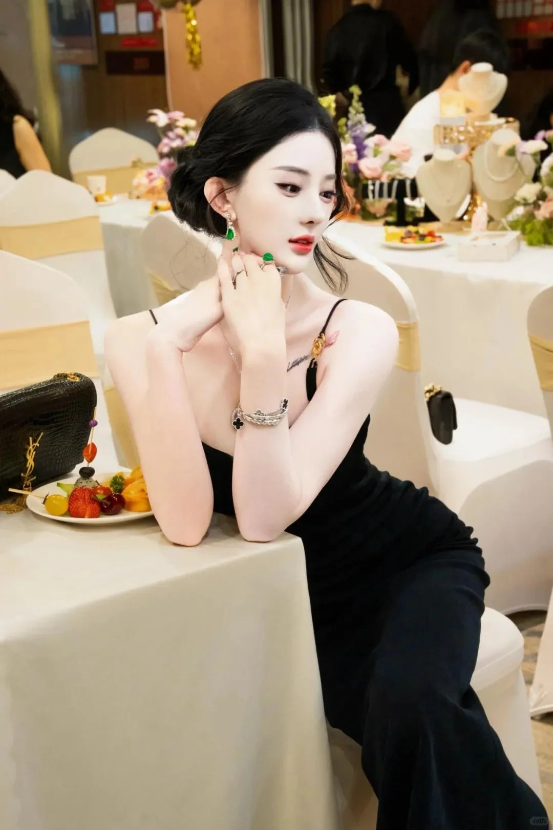 美艳动人，白到发光，这样女人是谁的小娇妻