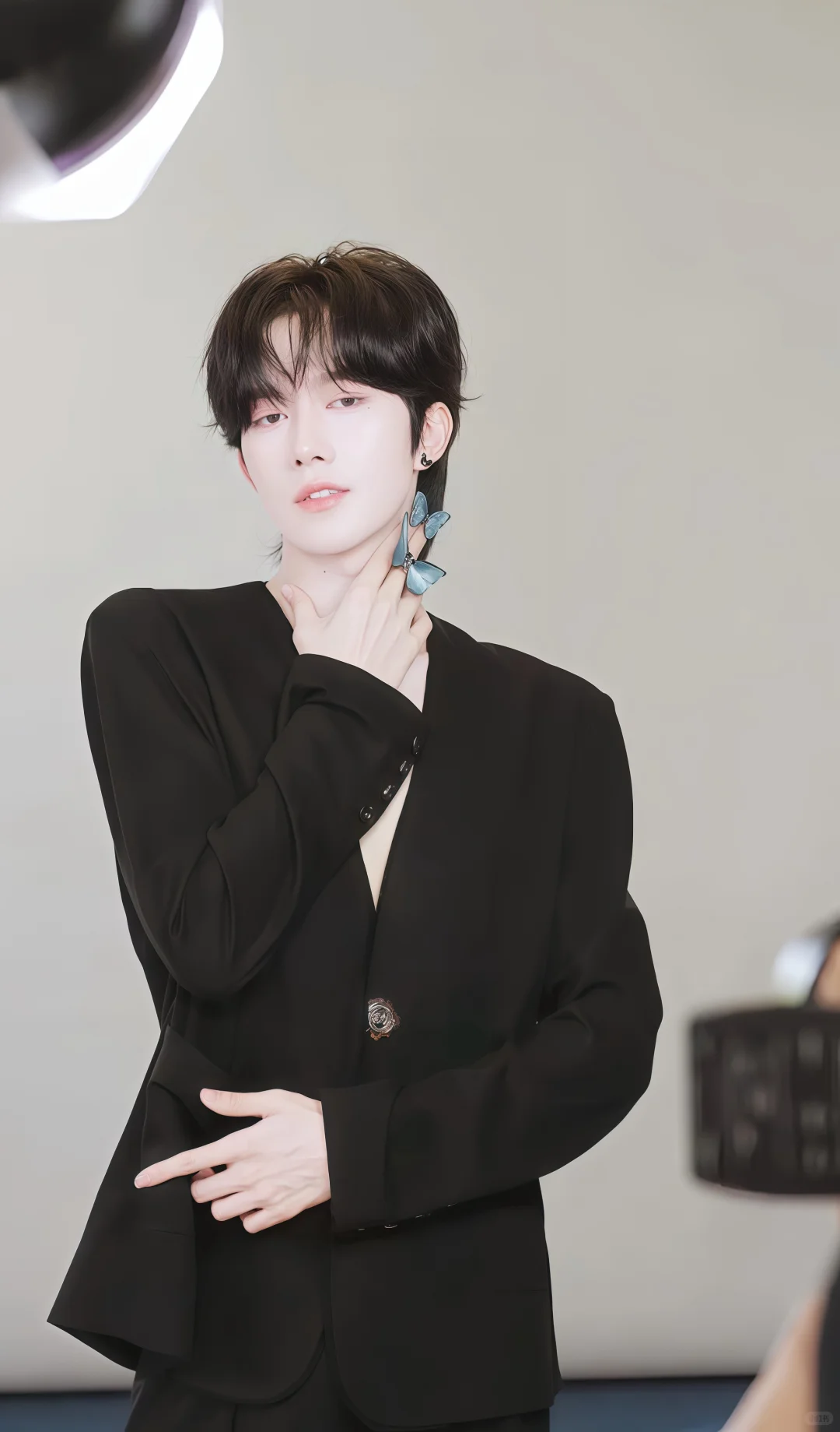 媚眼如丝人比花娇