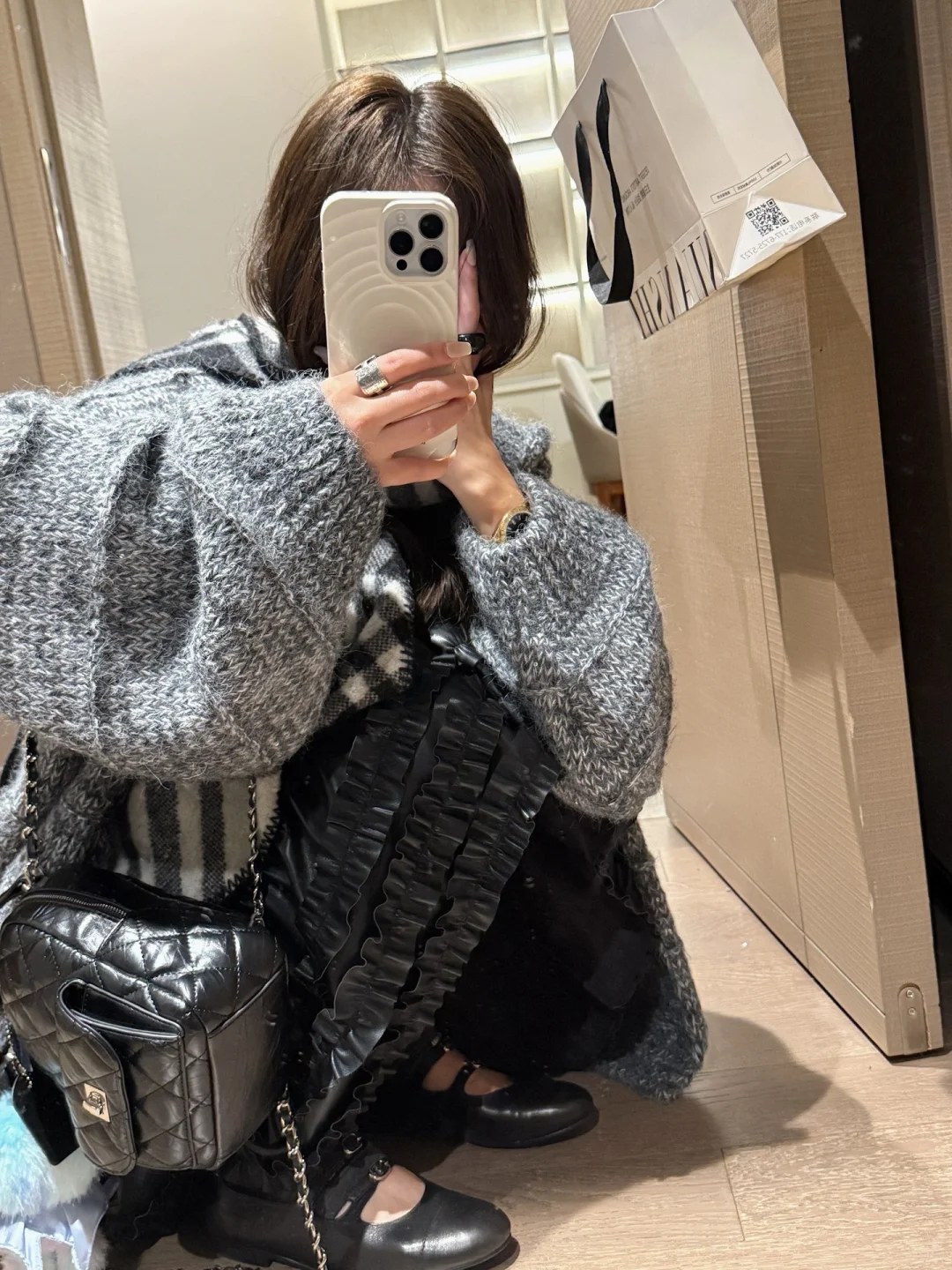 韩女穿搭🖤 这条黑色花边皮裙也太好看了！！