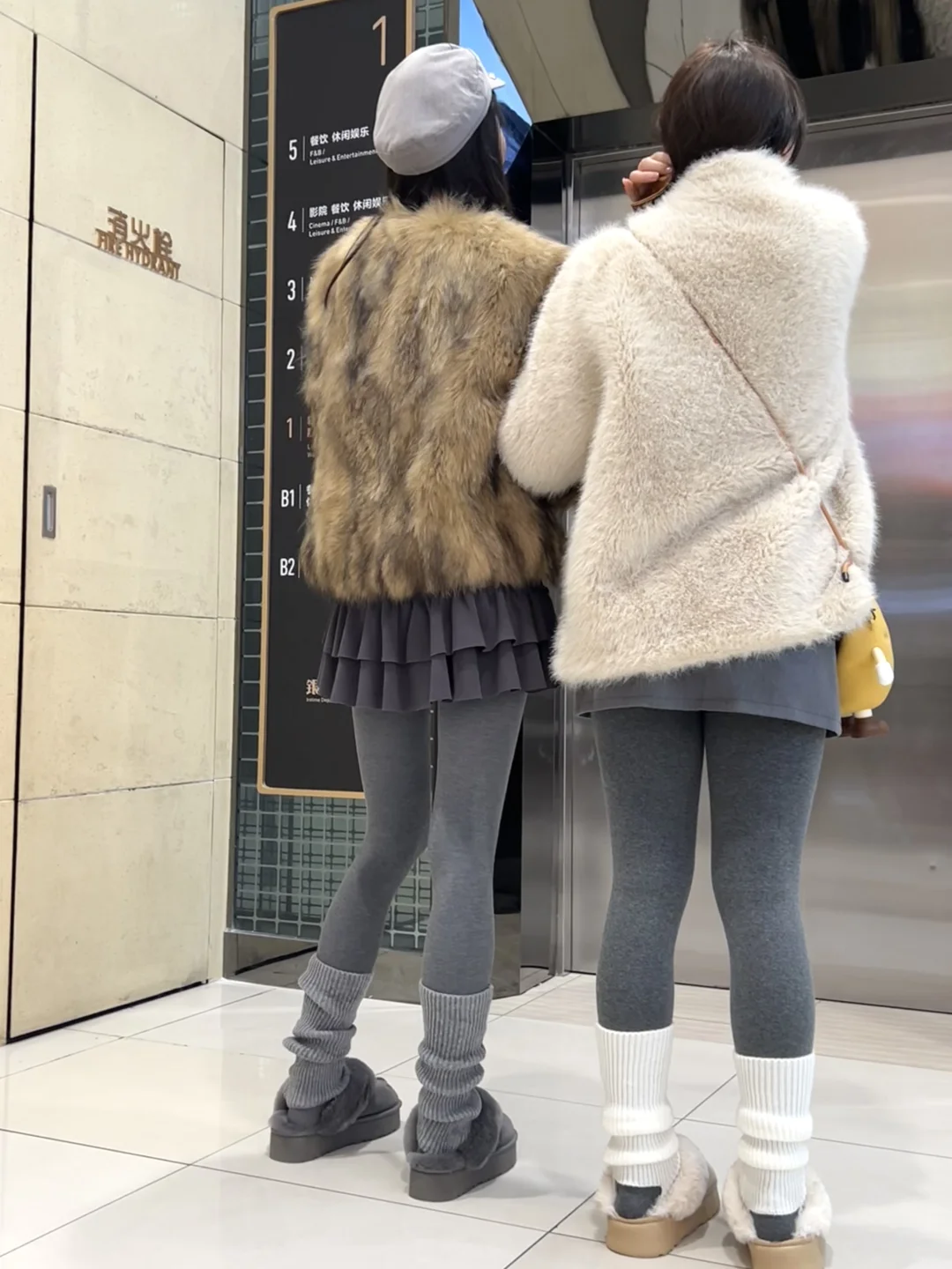 在商场看到的，打底裤＋短裙不会尴尬吗...