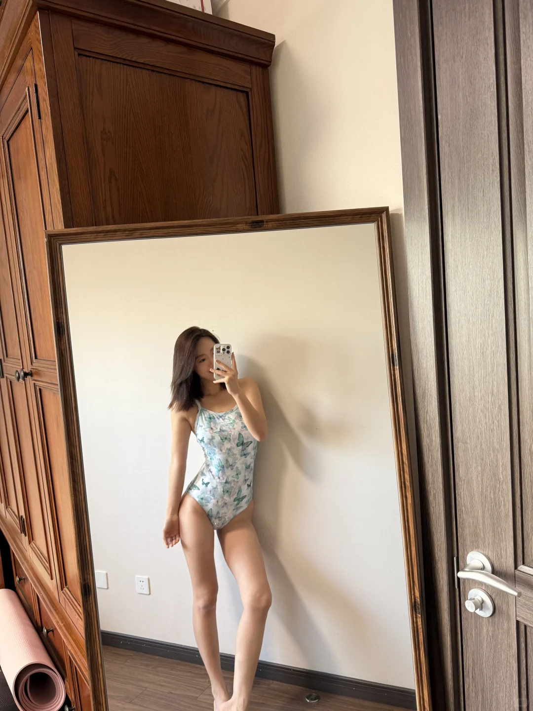 简直就是个挑泳衣的小能手