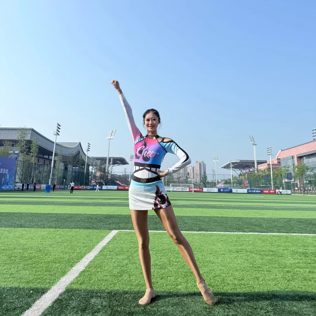 足球场🏟️和红色花球也太搭了吧🤩