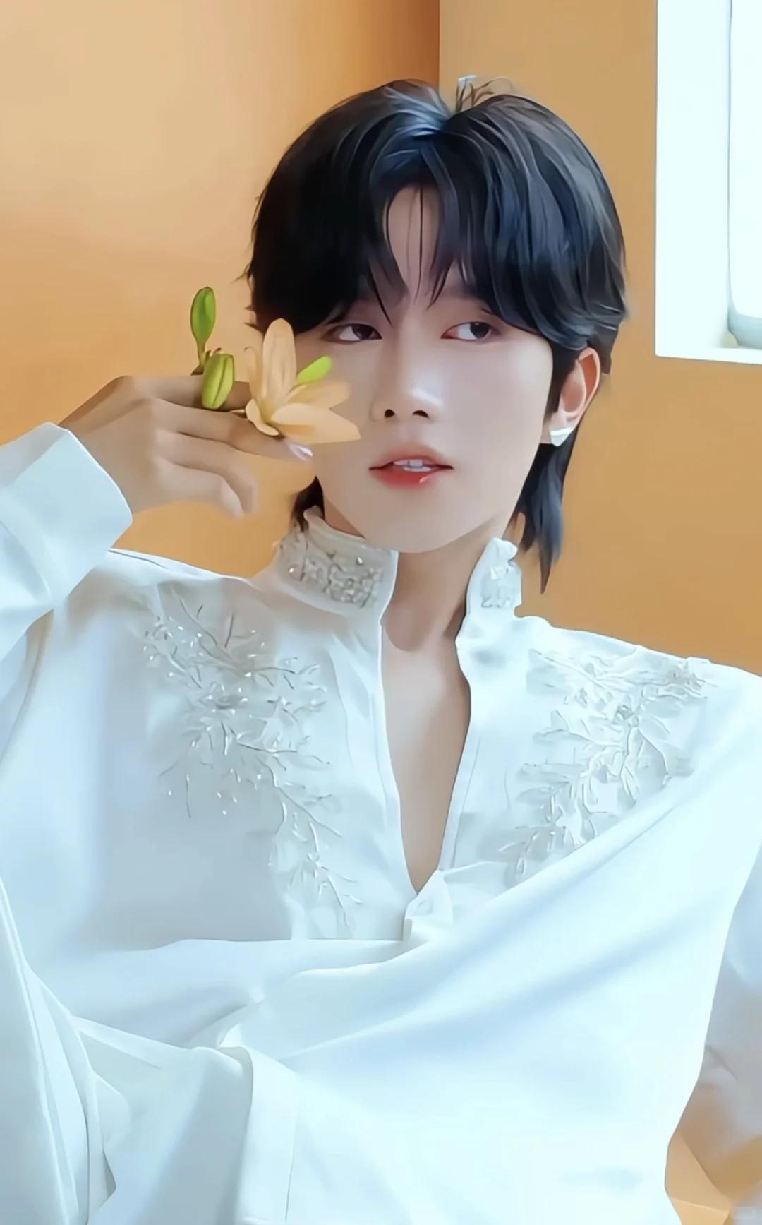 媚眼如丝人比花娇