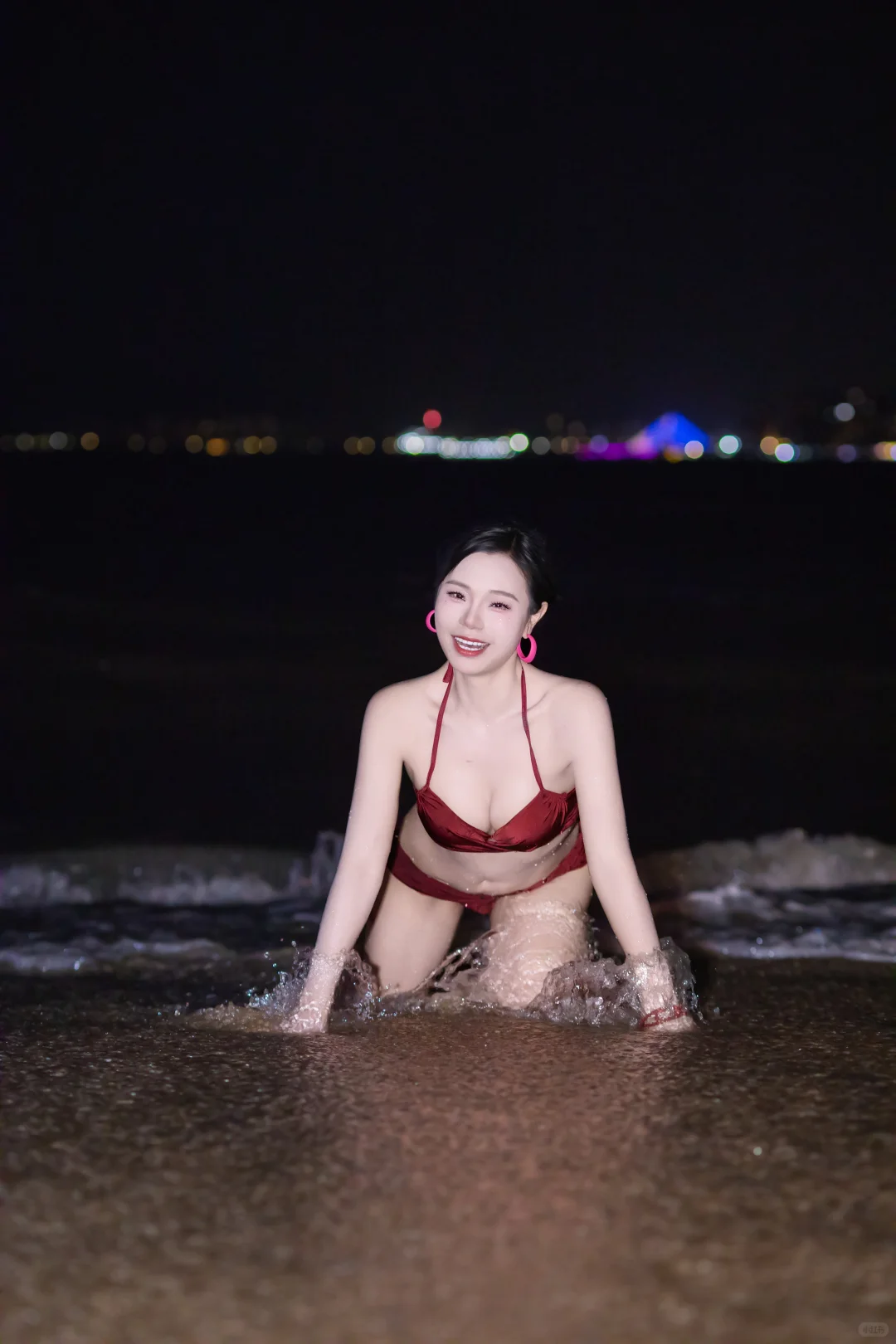 冷调海滩x热辣比基尼美女的视觉暴击🔥