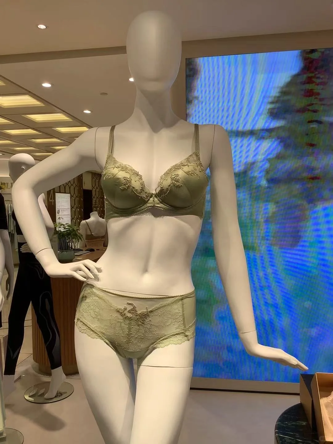 小胸美眉的秋季内衣穿搭～