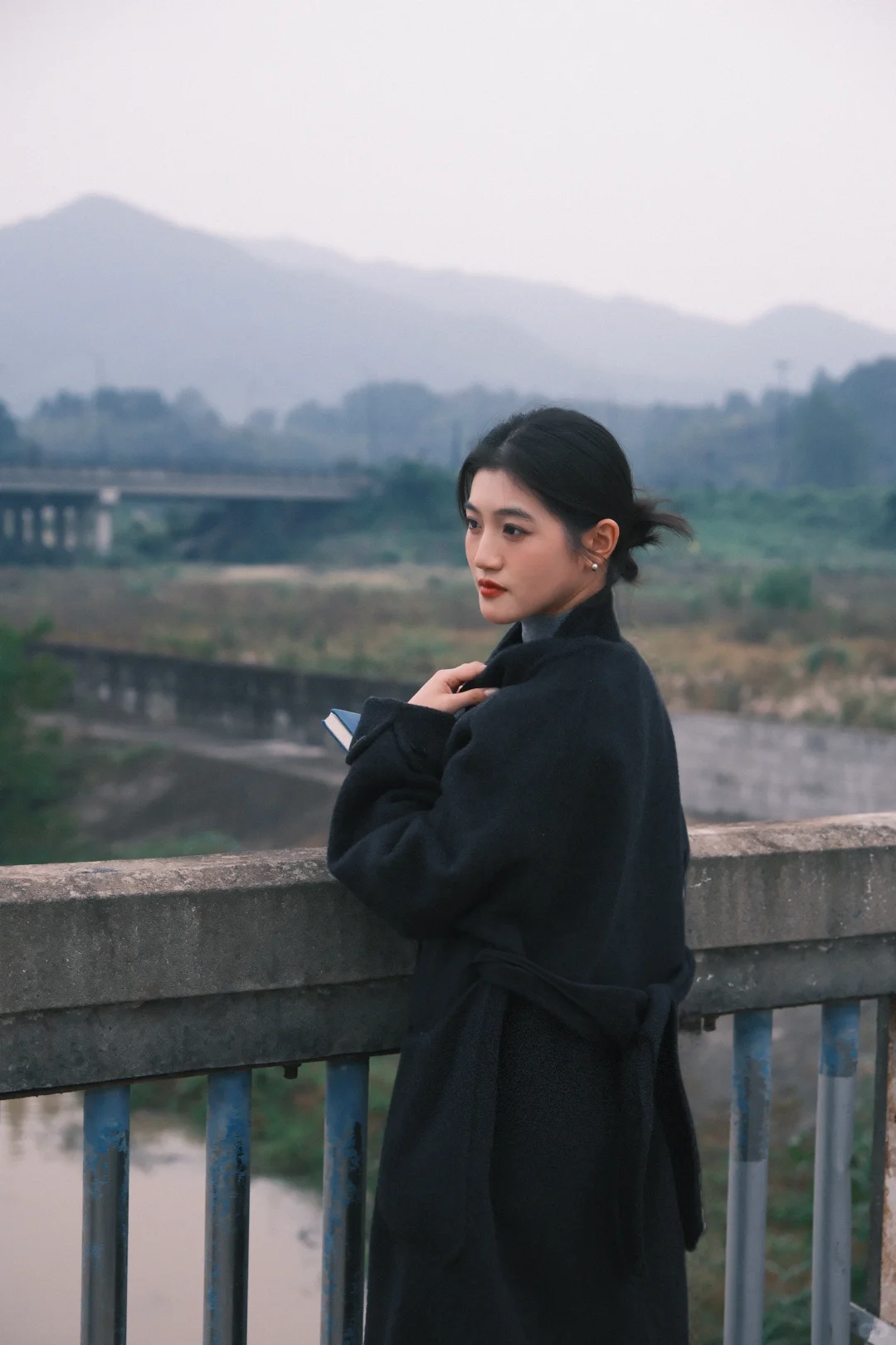 但是远山长，云山乱，晓山青