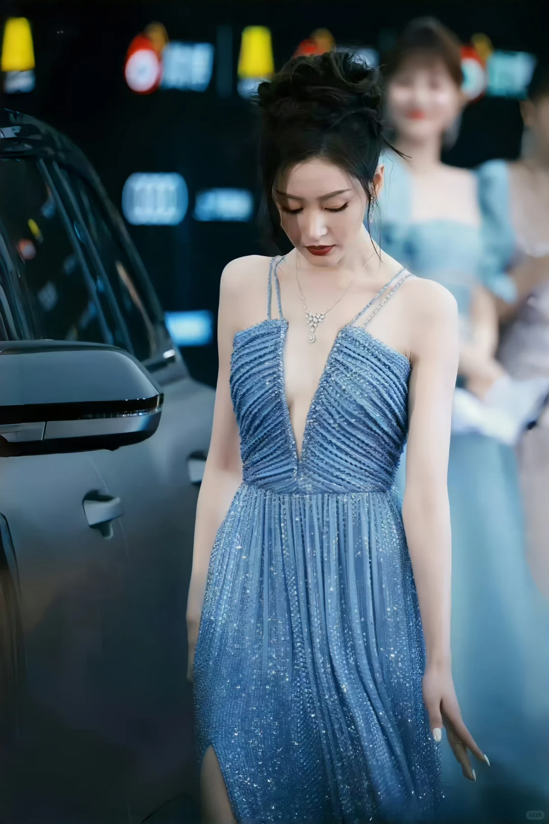 张天爱车照有点魅啊