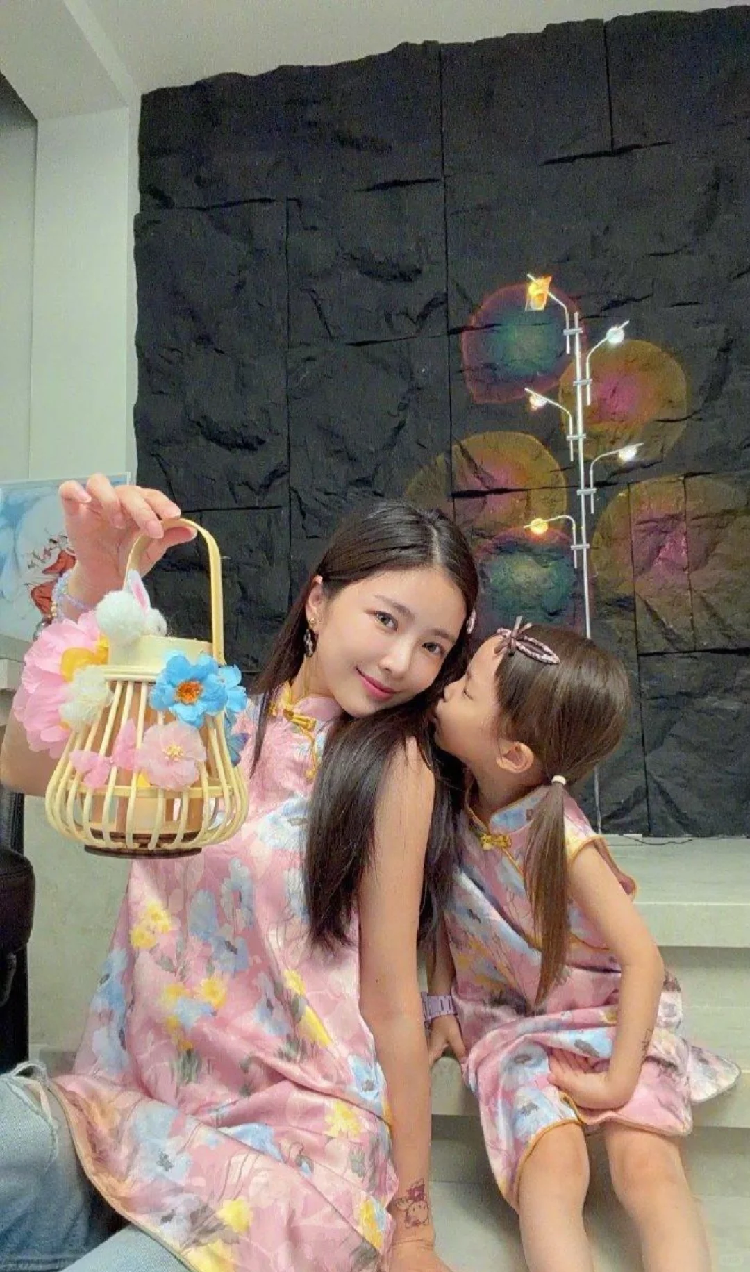 杜淳中秋节晒全家福，4岁小蛋饺露脸像爸爸