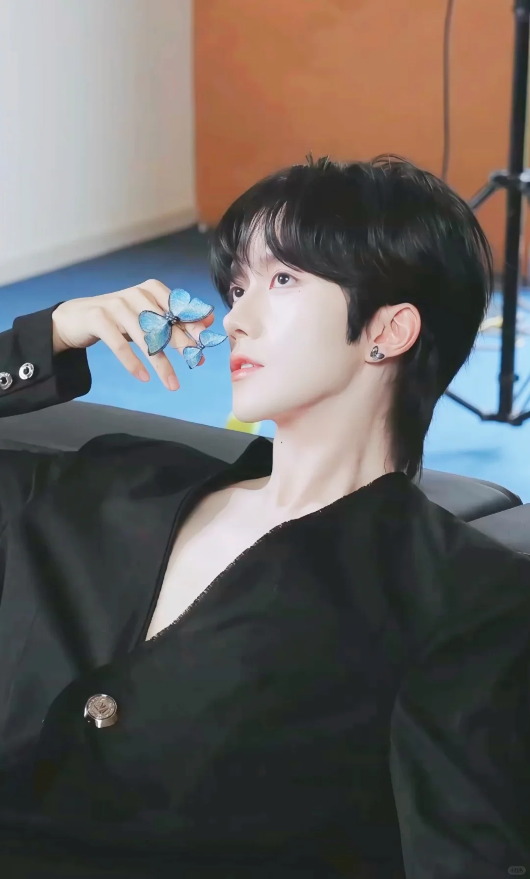 媚眼如丝人比花娇