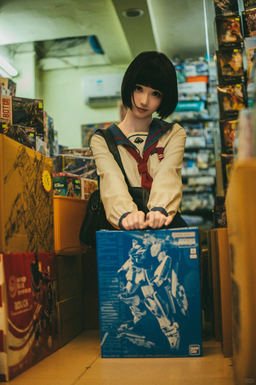 在堆满模型的店里，捕捉JK少女的浪漫
