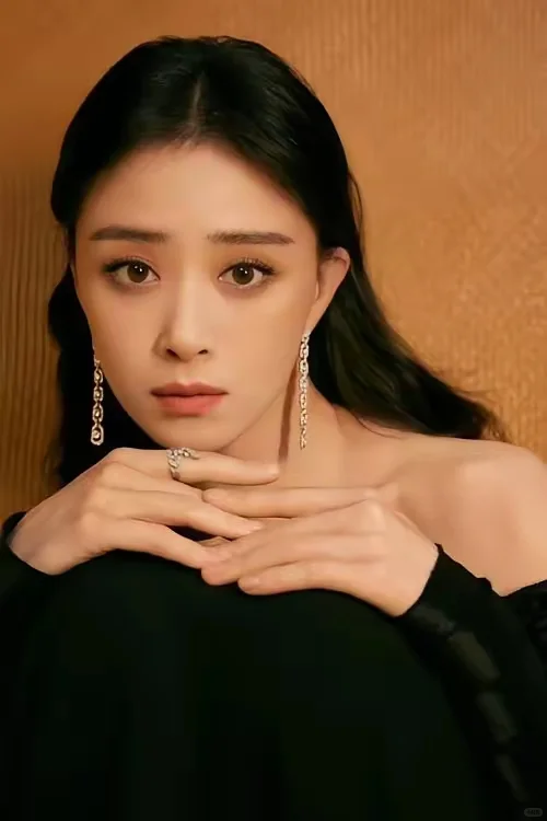 蒋欣:眼含春丝口含珠，面若桃花颈若酥！