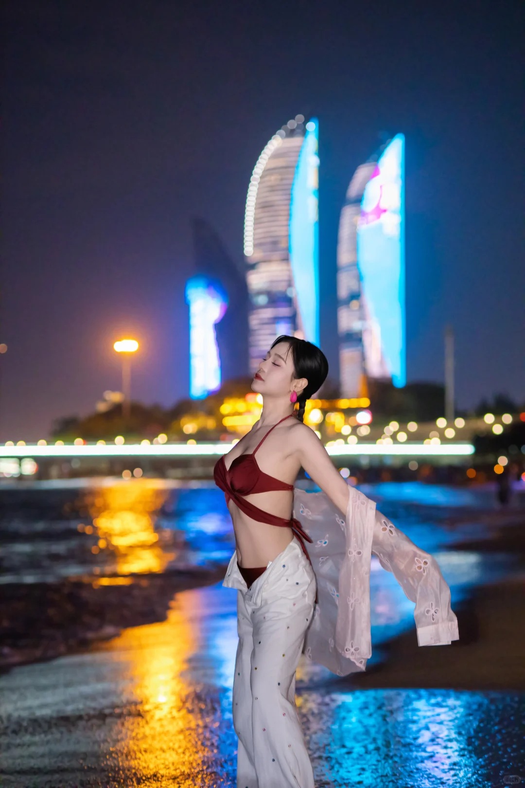 冷调海滩x热辣比基尼美女的视觉暴击🔥