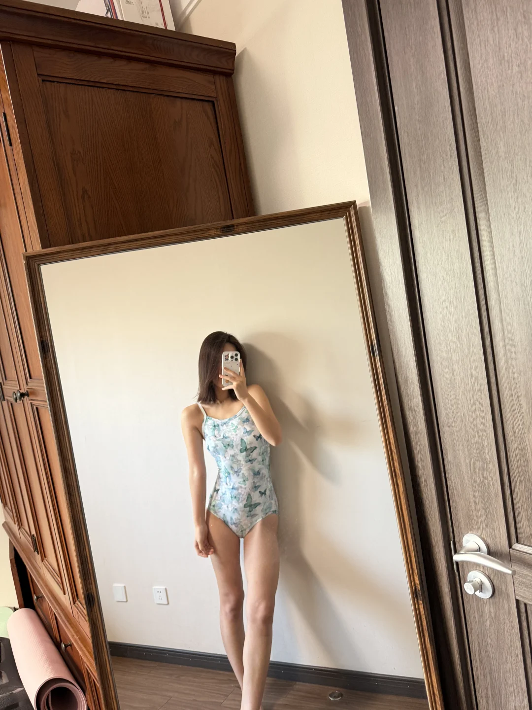 简直就是个挑泳衣的小能手