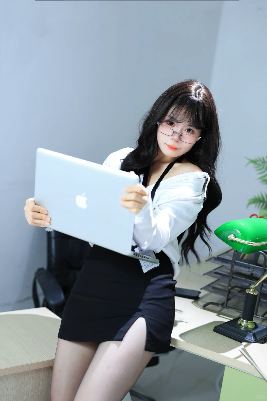 这样的秘书你会几点下班💻