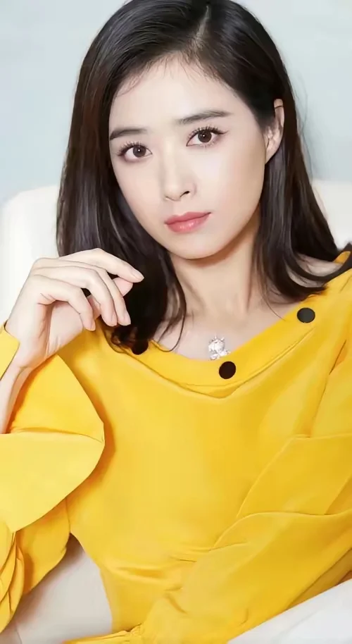 蒋欣:眼含春丝口含珠，面若桃花颈若酥！