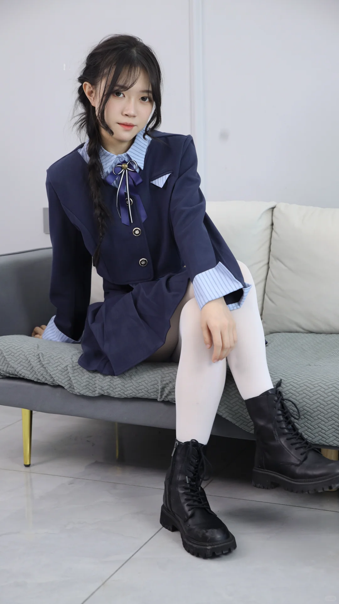 臭弟弟，吃姐姐一脚