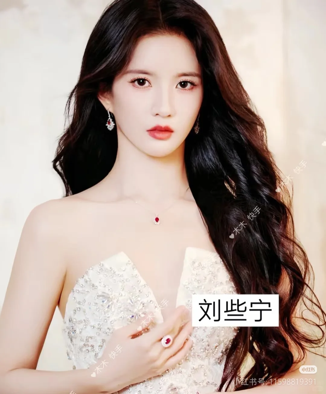 ✨女明星穿搭灵感：甜美与优雅的碰撞💖