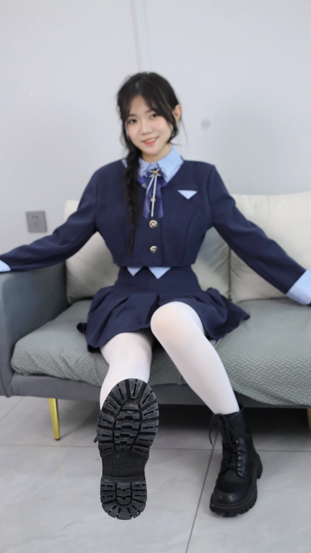 臭弟弟，吃姐姐一脚