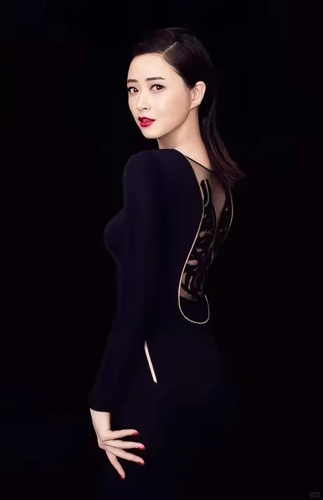 蒋欣:眼含春丝口含珠，面若桃花颈若酥！