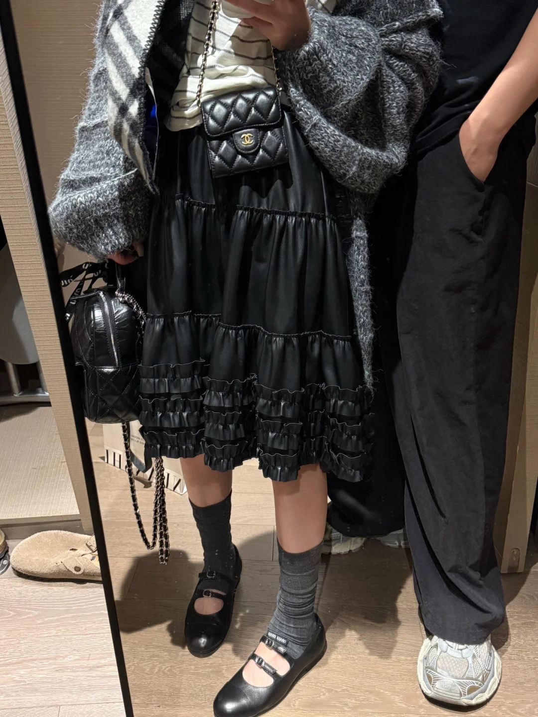 韩女穿搭🖤 这条黑色花边皮裙也太好看了！！