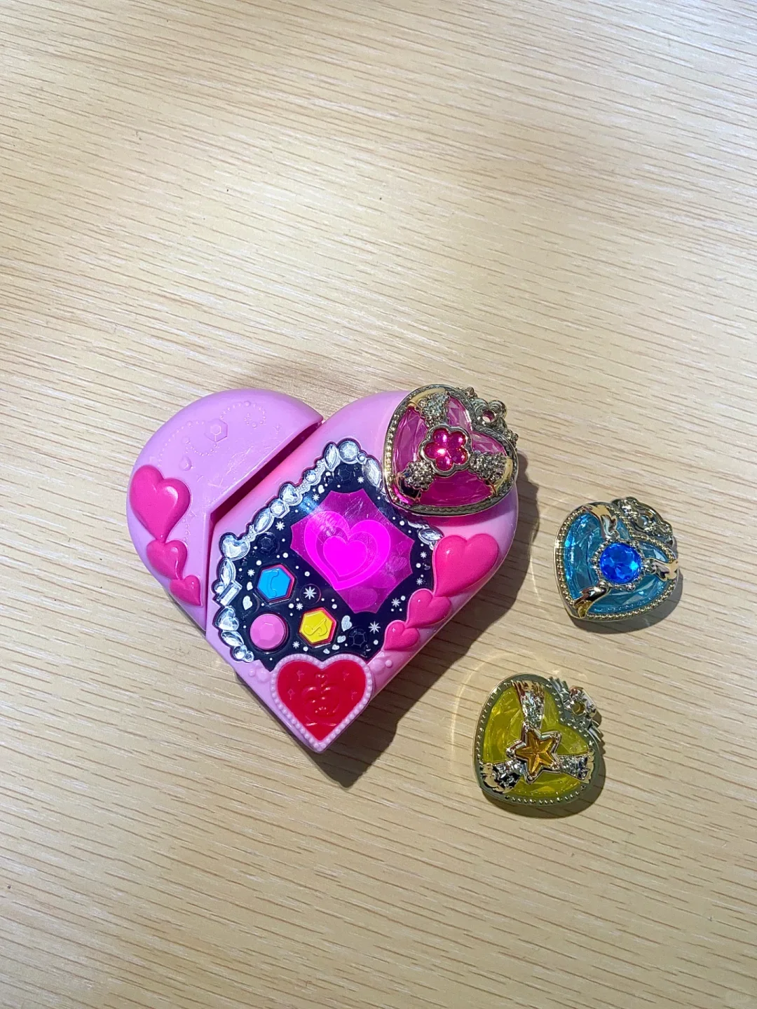 出拥抱光之美少女变身器带三个DX水晶