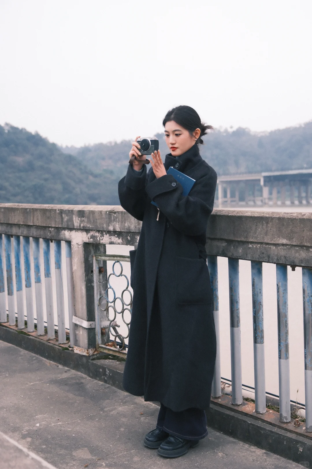 但是远山长，云山乱，晓山青