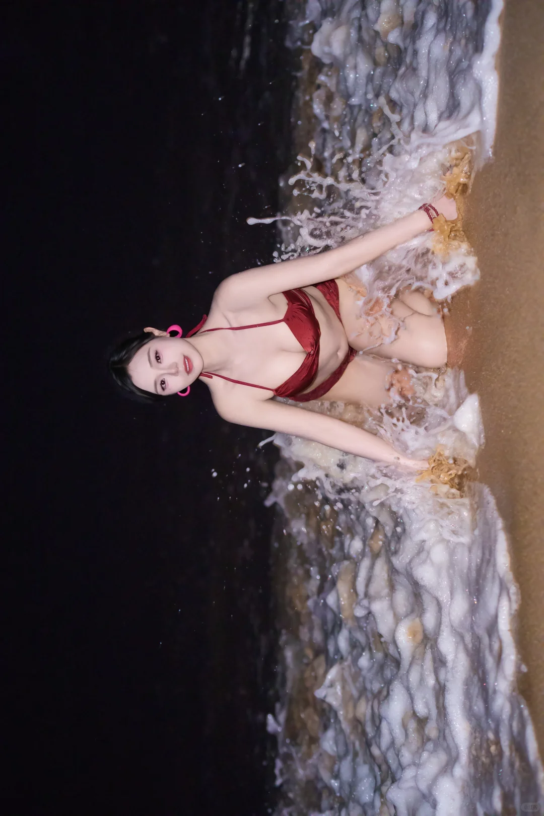 冷调海滩x热辣比基尼美女的视觉暴击🔥