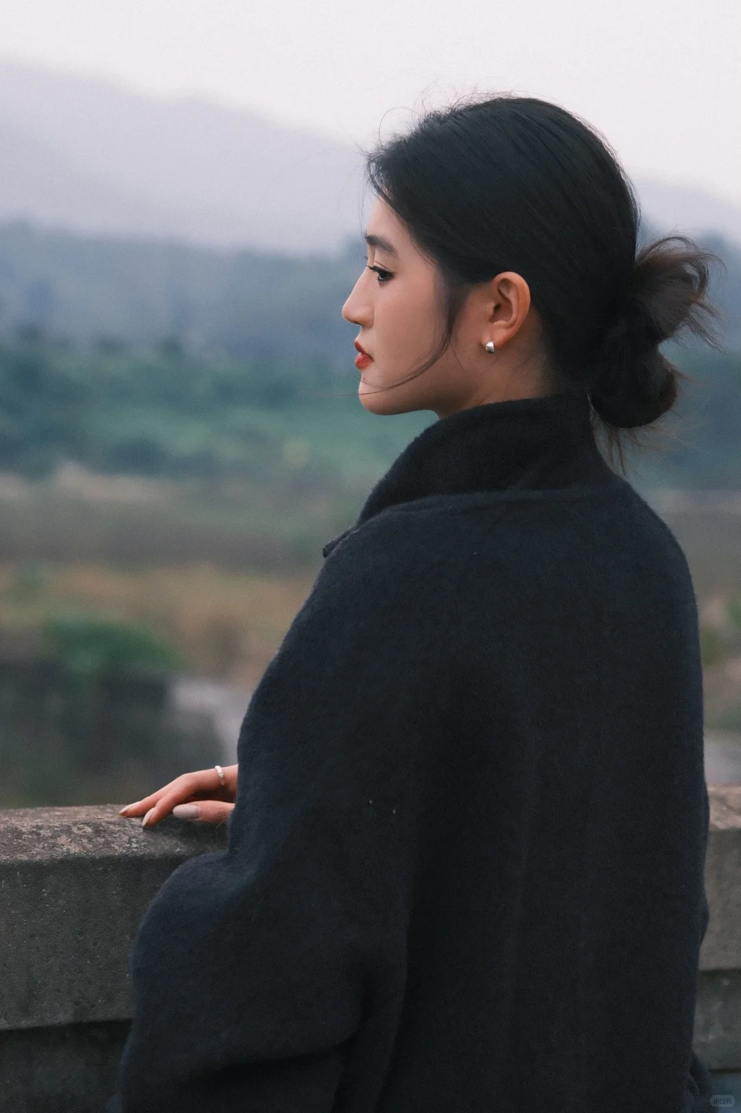 但是远山长，云山乱，晓山青