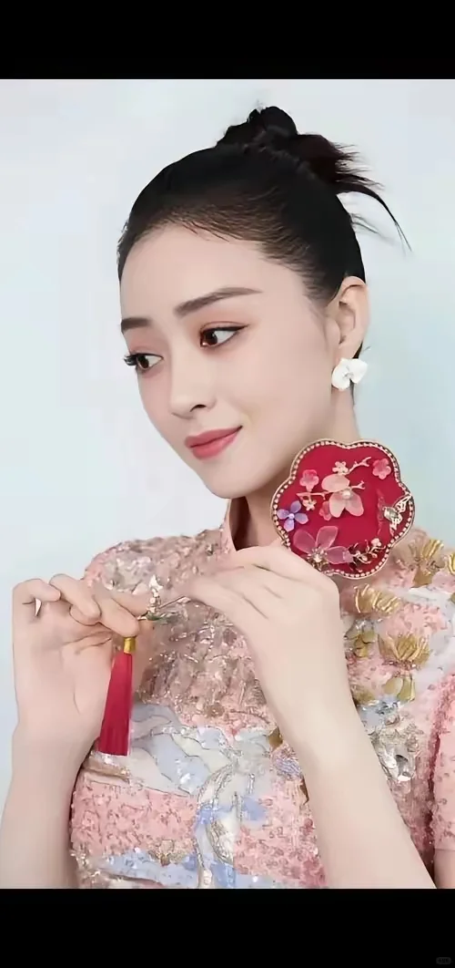 蒋欣:眼含春丝口含珠，面若桃花颈若酥！