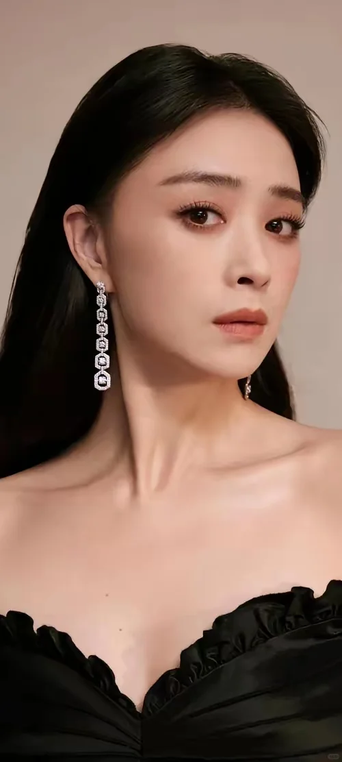 蒋欣:眼含春丝口含珠，面若桃花颈若酥！