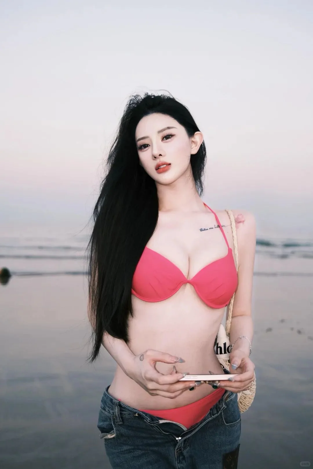 美艳动人，白到发光，这样女人是谁的小娇妻