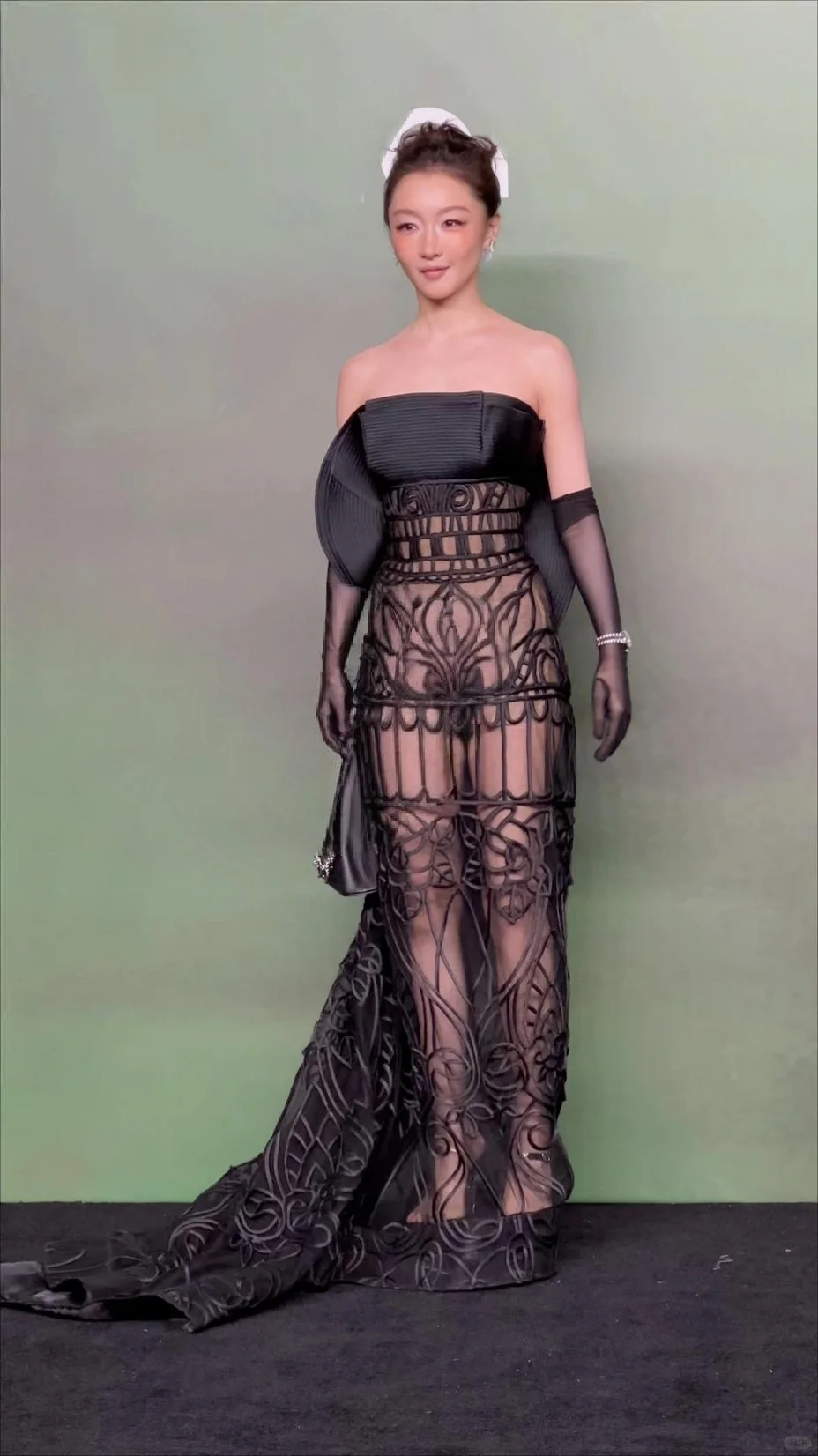 周冬雨黑色镂空礼服亮相红毯