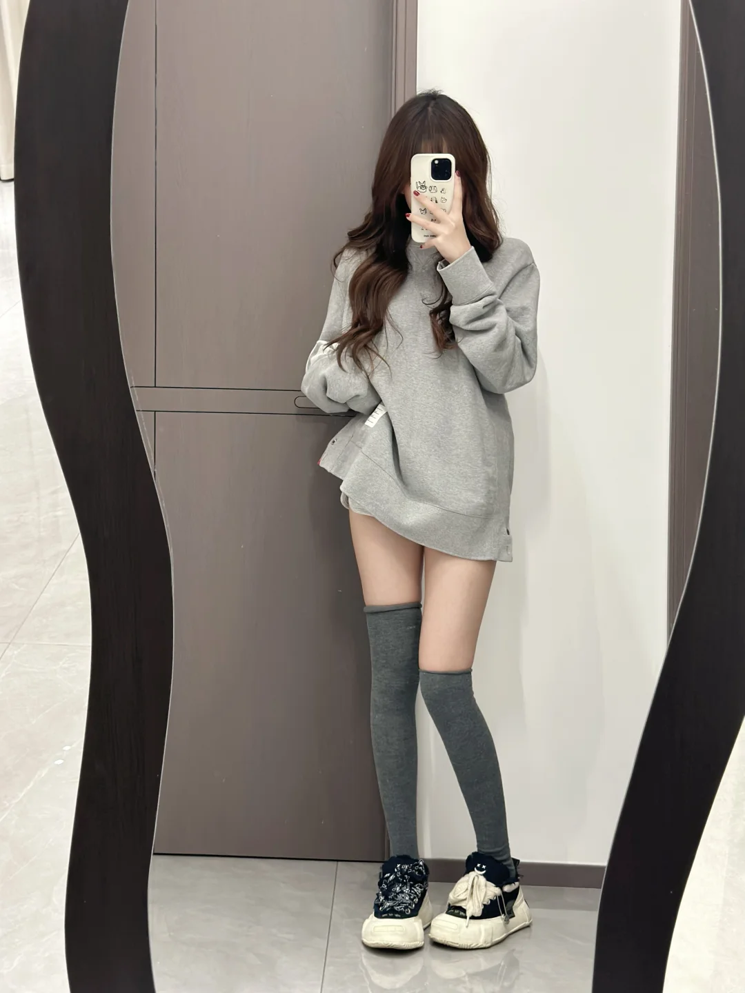 卫衣加长筒袜好显腿长