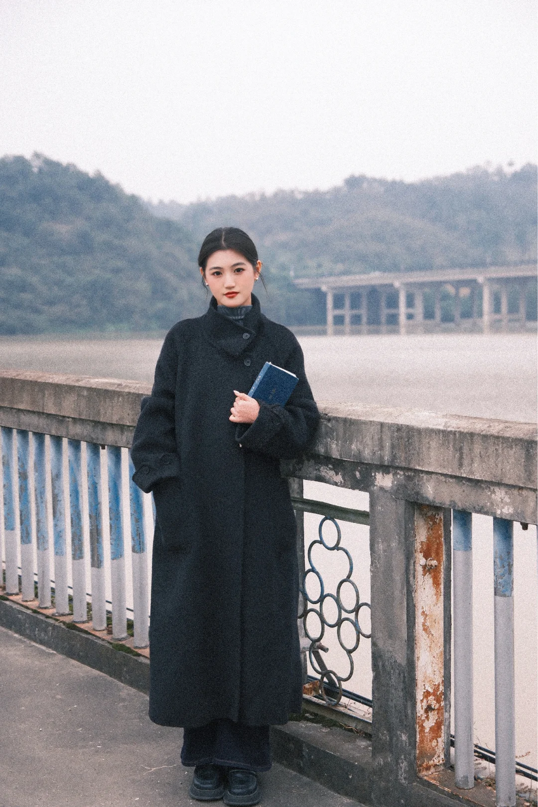 但是远山长，云山乱，晓山青