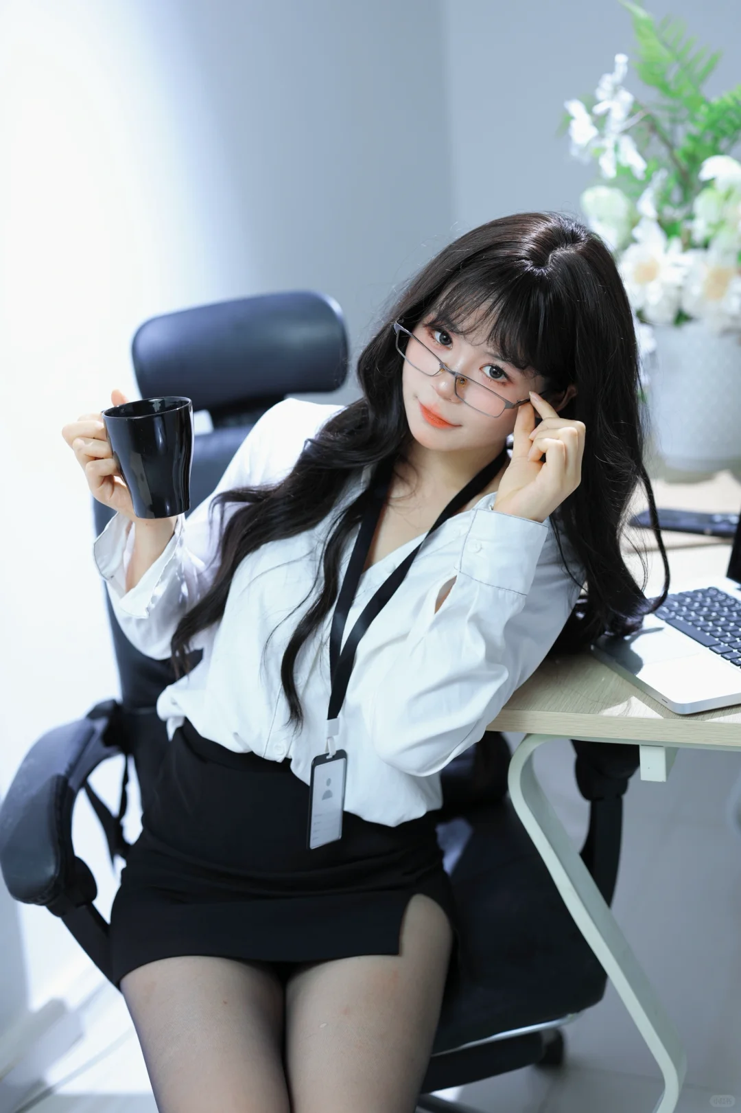 这样的秘书你会几点下班💻