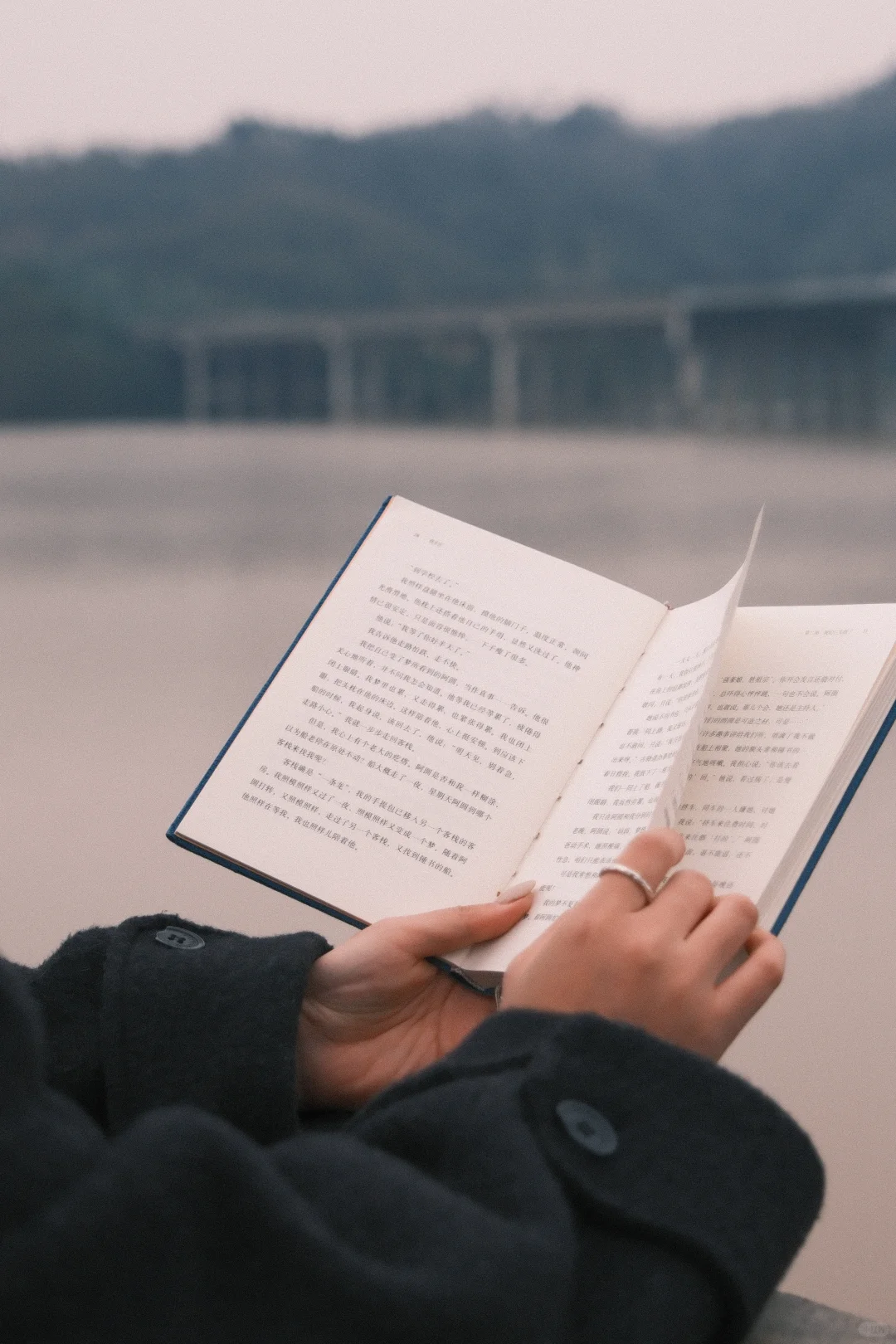 但是远山长，云山乱，晓山青